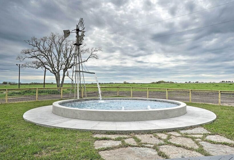 Pet Friendly Schulenburg Farmhouse W/ Pool!