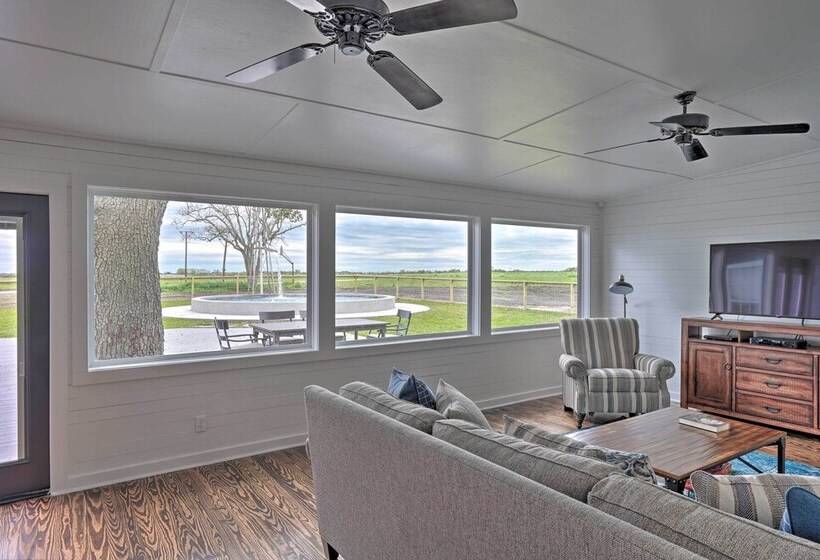 Pet Friendly Schulenburg Farmhouse W/ Pool!