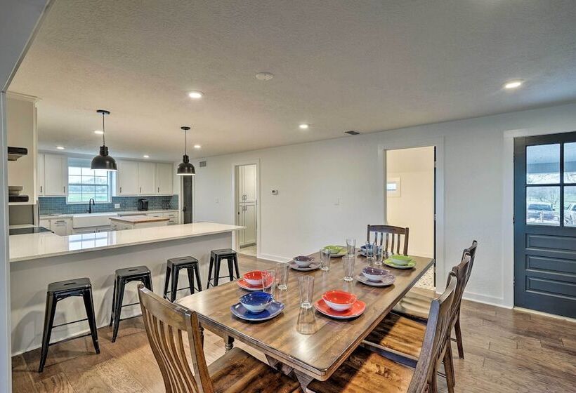 Pet Friendly Schulenburg Farmhouse W/ Pool!