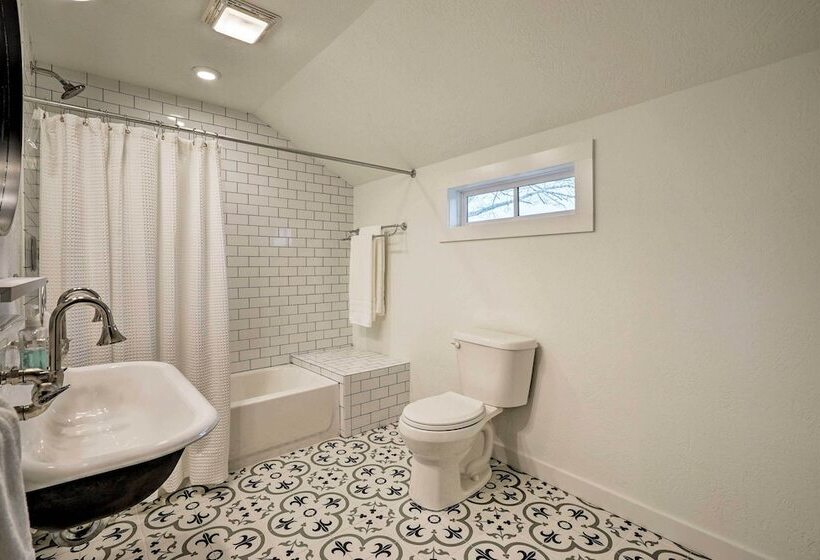 Pet Friendly Schulenburg Farmhouse W/ Pool!