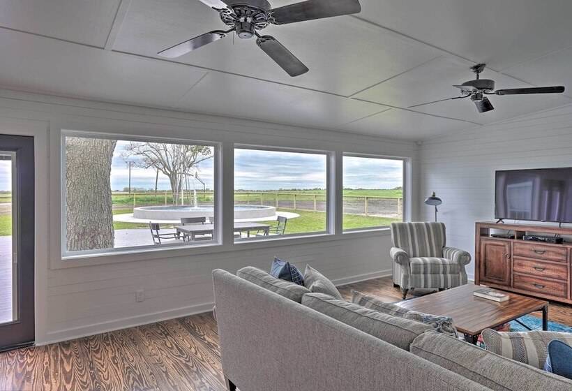 Pet Friendly Schulenburg Farmhouse W/ Pool!