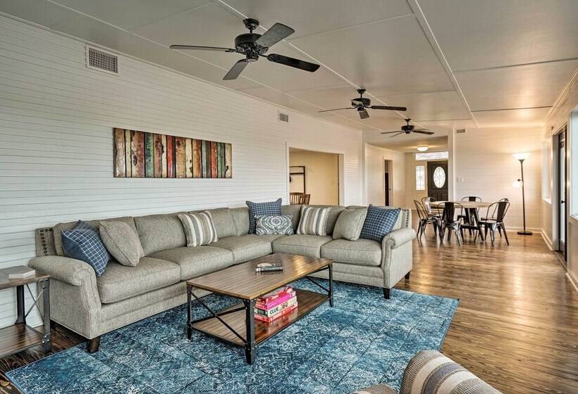 Pet Friendly Schulenburg Farmhouse W/ Pool!