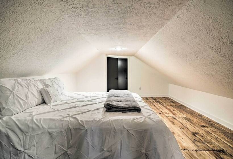 Pet Friendly Schulenburg Farmhouse W/ Pool!