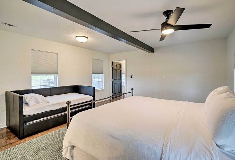 Pet Friendly Schulenburg Farmhouse W/ Pool!