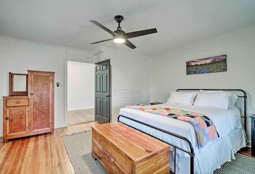 Pet Friendly Schulenburg Farmhouse W/ Pool!