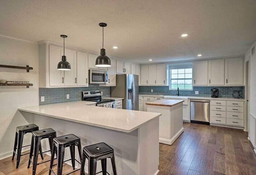 Pet Friendly Schulenburg Farmhouse W/ Pool!