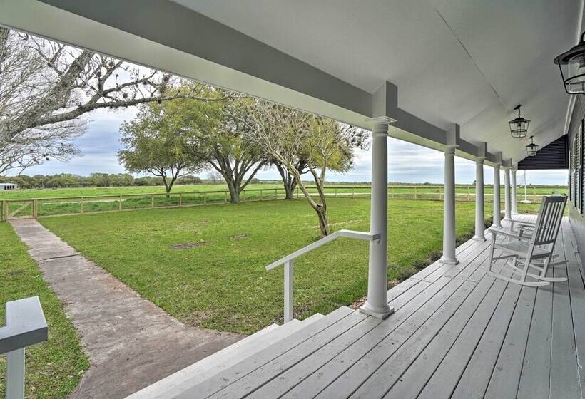 Pet Friendly Schulenburg Farmhouse W/ Pool!