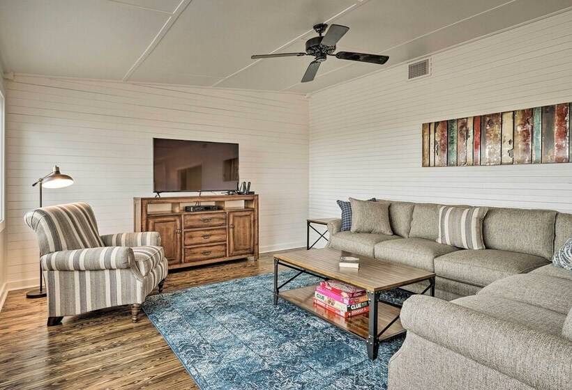 Pet Friendly Schulenburg Farmhouse W/ Pool!