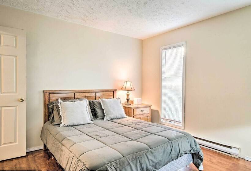 Poconos House W/ Large Deck, Gas Grill & Fire Pit!