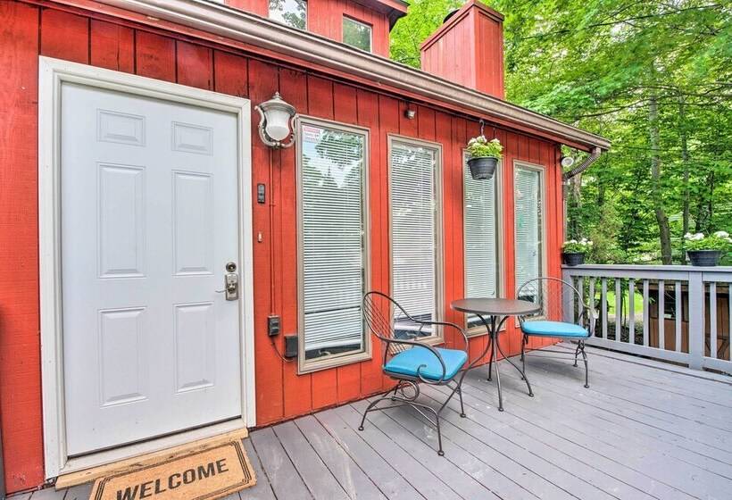 Poconos House W/ Large Deck, Gas Grill & Fire Pit!