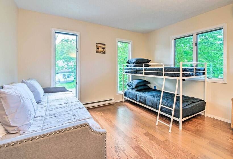 Poconos House W/ Large Deck, Gas Grill & Fire Pit!