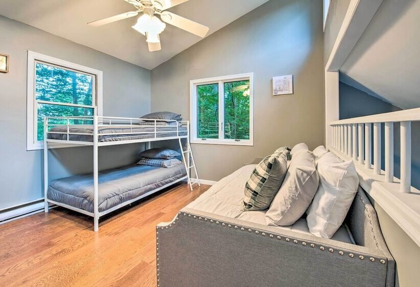 Poconos House W/ Large Deck, Gas Grill & Fire Pit!