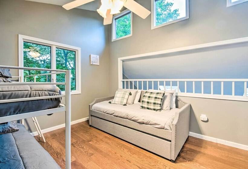 Poconos House W/ Large Deck, Gas Grill & Fire Pit!