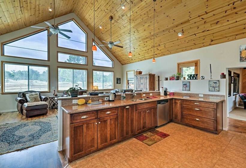 Near Hiking: Vernon Cabin W/ Hot Tub On 30 Acres!