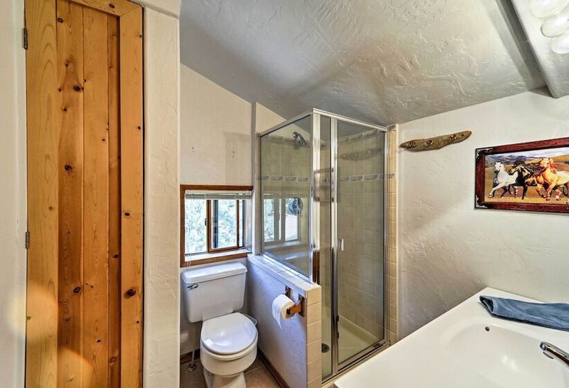 Near Hiking: Vernon Cabin W/ Hot Tub On 30 Acres!