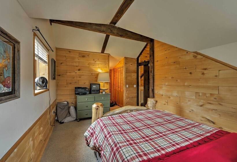 Near Hiking: Vernon Cabin W/ Hot Tub On 30 Acres!