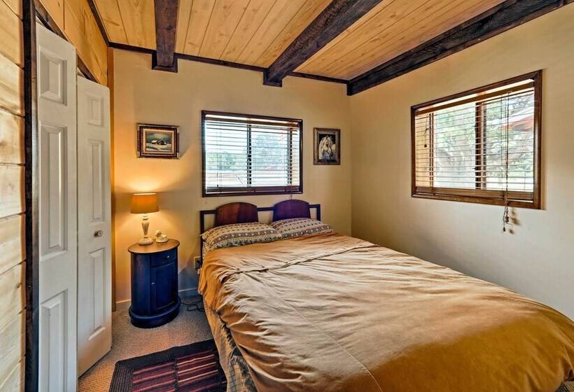 Near Hiking: Vernon Cabin W/ Hot Tub On 30 Acres!