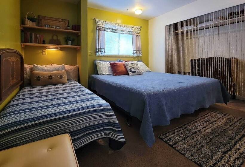 Quaint & Cozy Cottage: 3 Mi To Palisade Wineries!