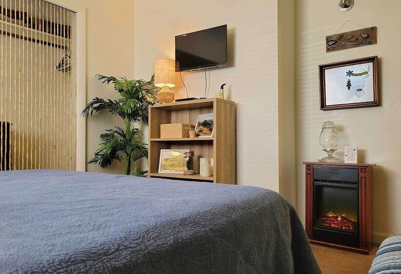 Quaint & Cozy Cottage: 3 Mi To Palisade Wineries!