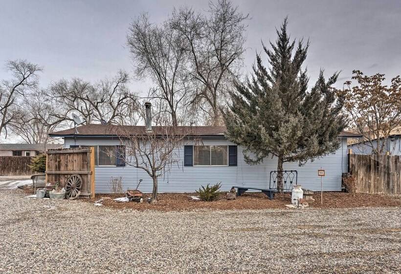 Quaint & Cozy Cottage: 3 Mi To Palisade Wineries!