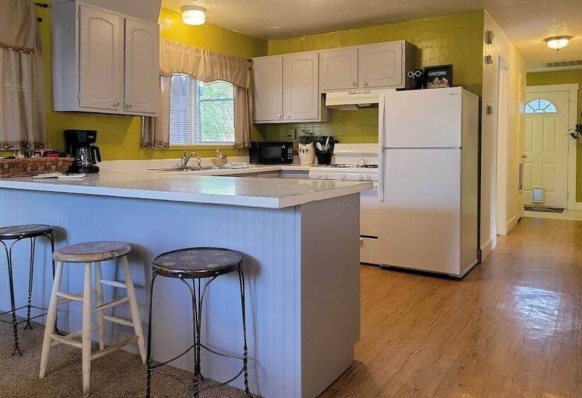 Quaint & Cozy Cottage: 3 Mi To Palisade Wineries!