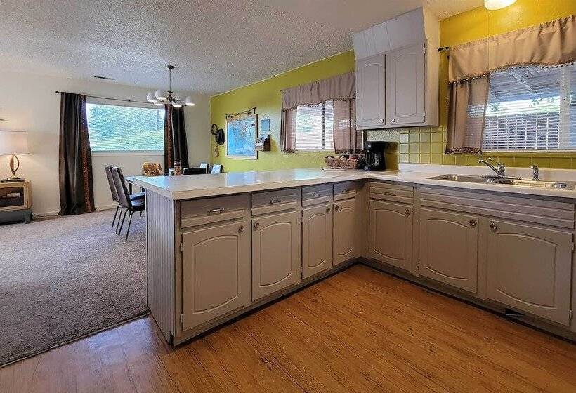 Quaint & Cozy Cottage: 3 Mi To Palisade Wineries!