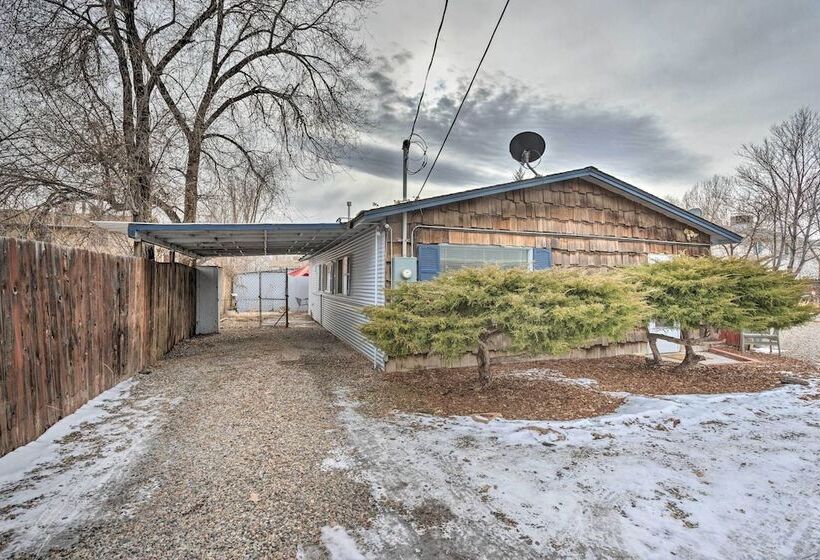 Quaint & Cozy Cottage: 3 Mi To Palisade Wineries!