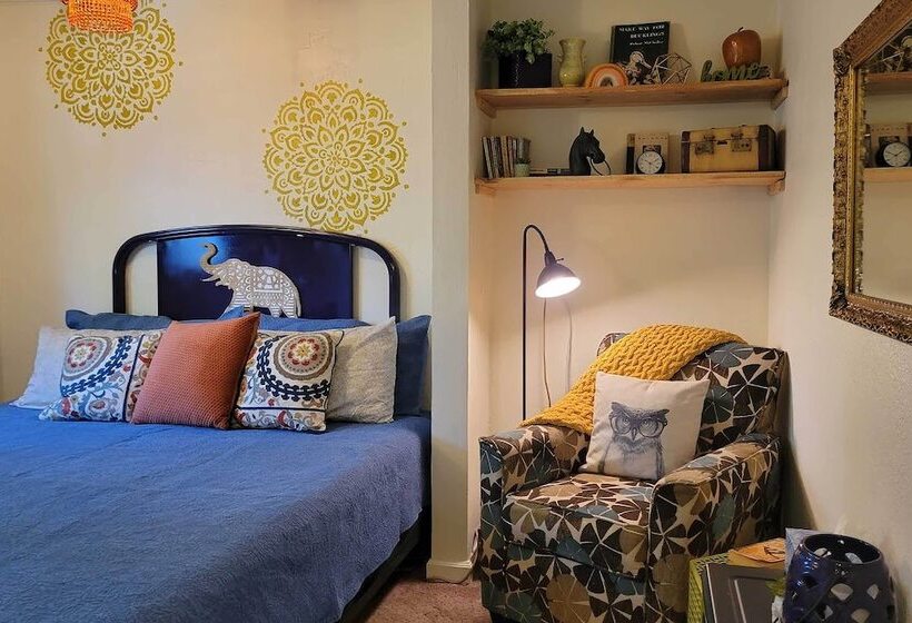 Quaint & Cozy Cottage: 3 Mi To Palisade Wineries!