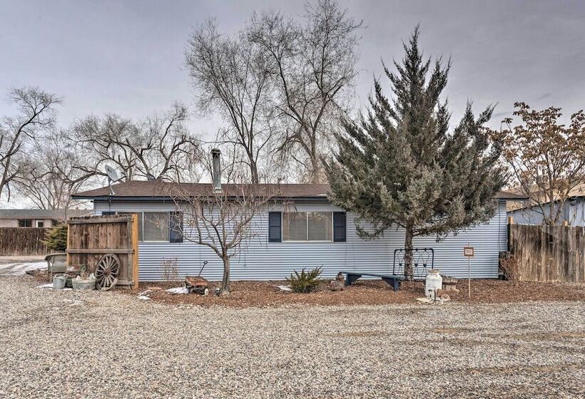 Quaint & Cozy Cottage: 3 Mi To Palisade Wineries!