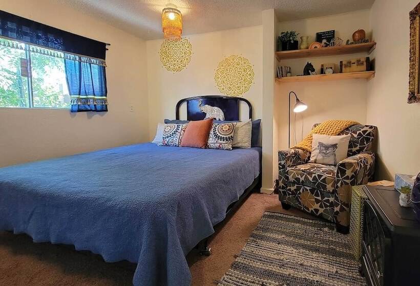 Quaint & Cozy Cottage: 3 Mi To Palisade Wineries!