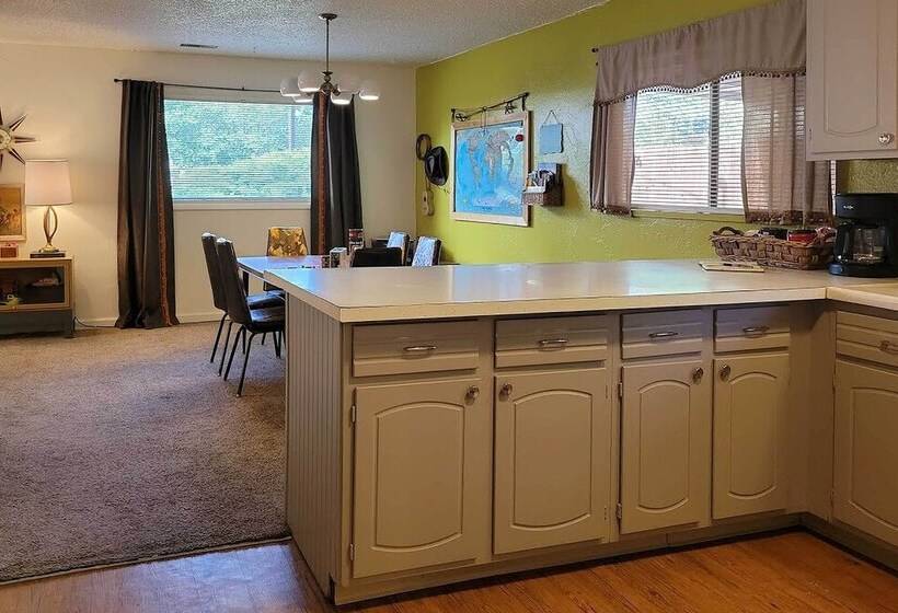 Quaint & Cozy Cottage: 3 Mi To Palisade Wineries!