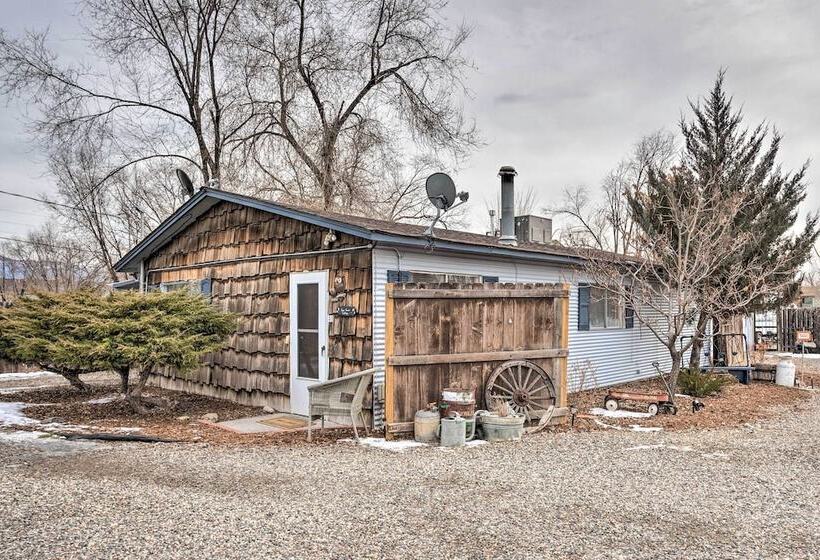 Quaint & Cozy Cottage: 3 Mi To Palisade Wineries!