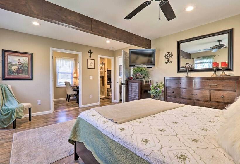 Quaint Creekside Cottage W/ Porch & Backyard!