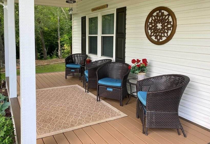 Quaint Creekside Cottage W/ Porch & Backyard!