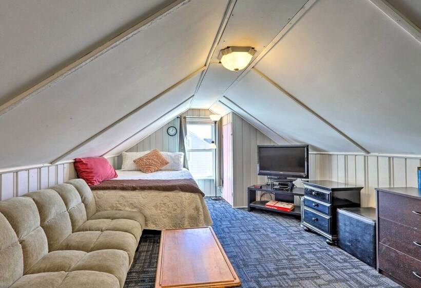 Quaint Creekside Cottage W/ Porch & Backyard!