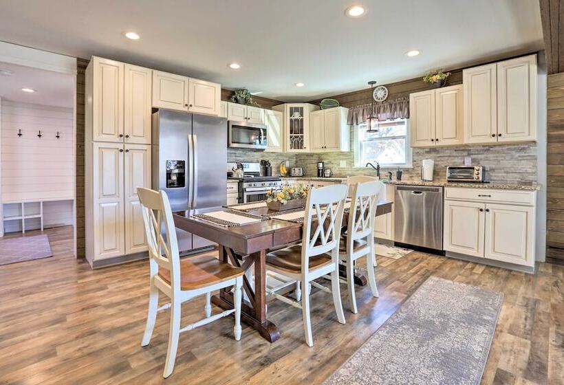 Quaint Creekside Cottage W/ Porch & Backyard!