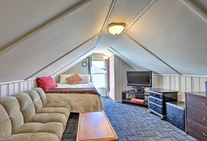 Quaint Creekside Cottage W/ Porch & Backyard!