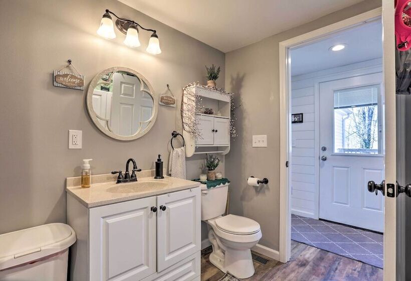 Quaint Creekside Cottage W/ Porch & Backyard!