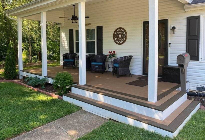 Quaint Creekside Cottage W/ Porch & Backyard!