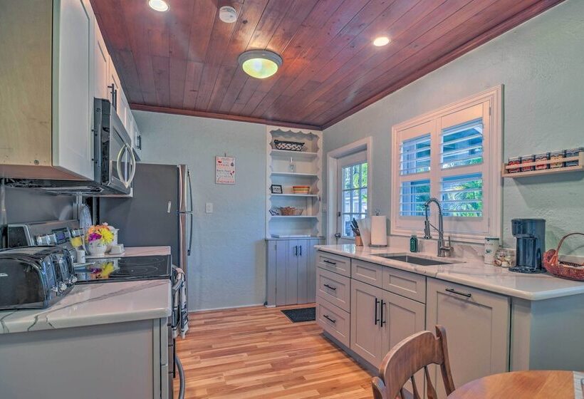 Quiet Crystal Beach Hideaway   Steps To Shoreline!