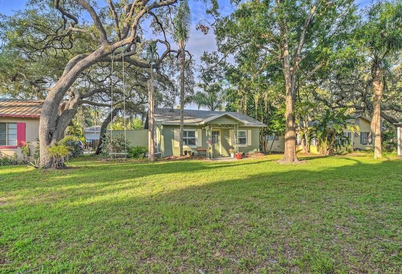 Quiet Crystal Beach Hideaway   Steps To Shoreline!