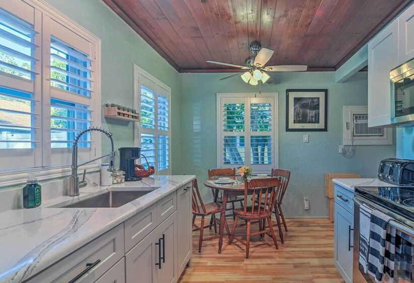 Quiet Crystal Beach Hideaway   Steps To Shoreline!