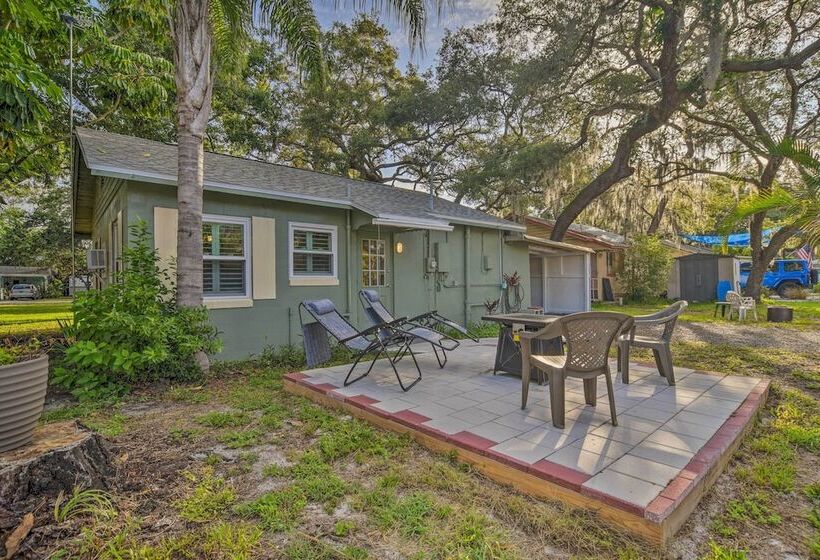 Quiet Crystal Beach Hideaway   Steps To Shoreline!