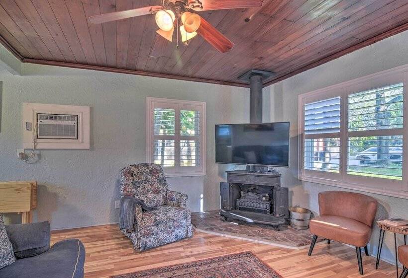 Quiet Crystal Beach Hideaway   Steps To Shoreline!