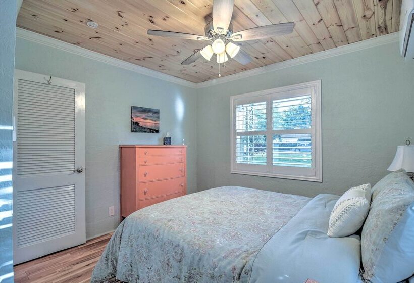 Quiet Crystal Beach Hideaway   Steps To Shoreline!