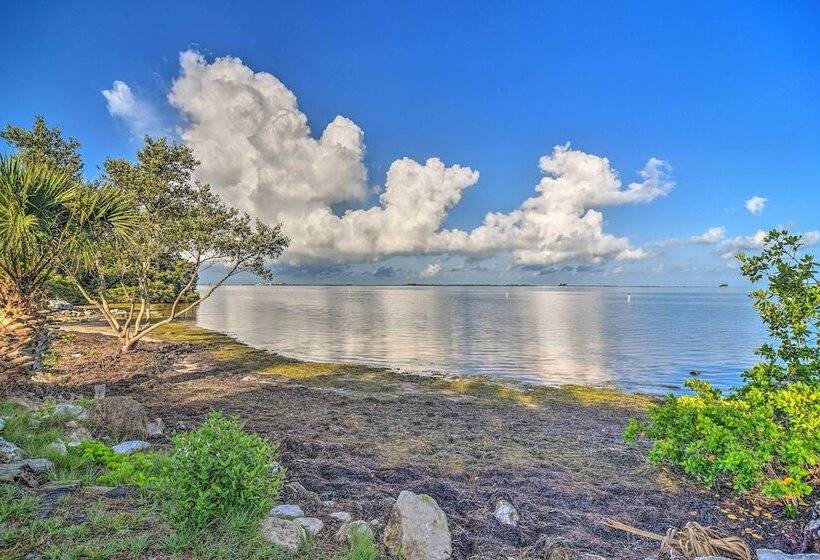 Quiet Crystal Beach Hideaway   Steps To Shoreline!
