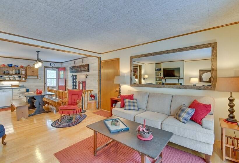 Quiet Retreat On Lake W/ Kayaks, Boats + Bikes!