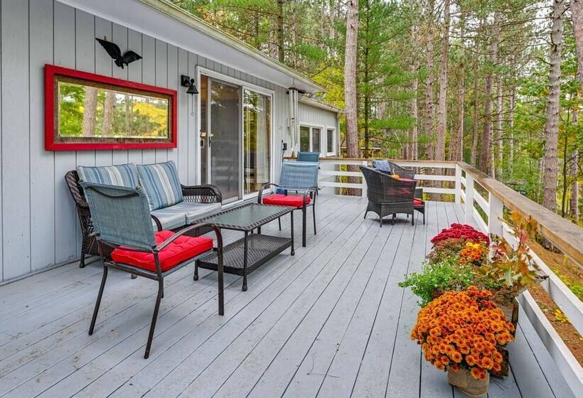 Quiet Retreat On Lake W/ Kayaks, Boats + Bikes!