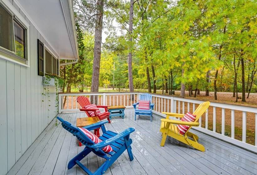 Quiet Retreat On Lake W/ Kayaks, Boats + Bikes!