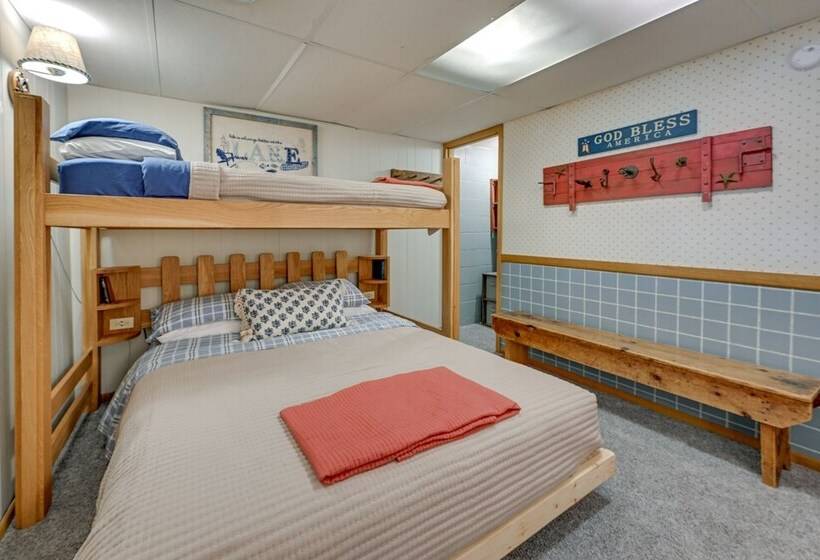 Quiet Retreat On Lake W/ Kayaks, Boats + Bikes!